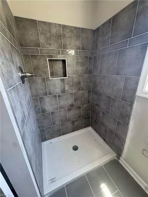 Bath - 637 Grimes Rd, Hampton, VA 23663 photo 3 of 10
