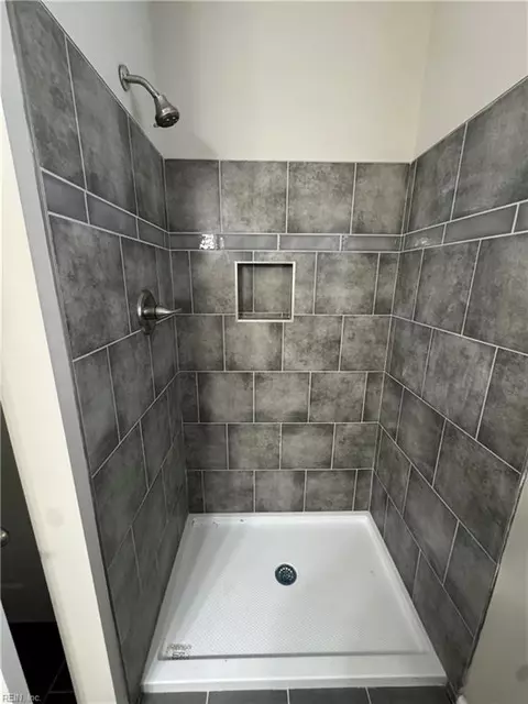 Bath - 637 Grimes Rd, Hampton, VA 23663 photo 6 of 10