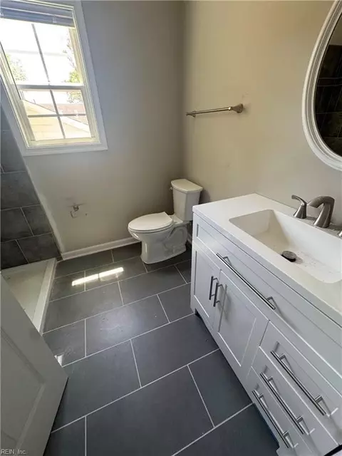Bath - 637 Grimes Rd, Hampton, VA 23663 photo 4 of 10