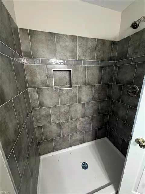 Bath - 637 Grimes Rd, Hampton, VA 23663 photo 9 of 10