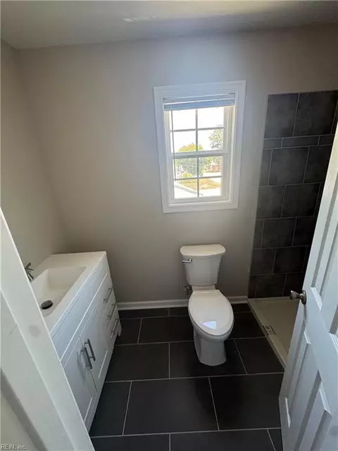 Bath - 637 Grimes Rd, Hampton, VA 23663 photo 2 of 10