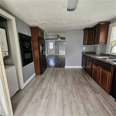Entry Way - 655 3rd Ave, Suffolk, VA 23434 photo 1 of 3