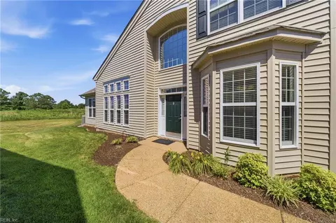 562 Dunning Ln, Chesapeake, VA 23323