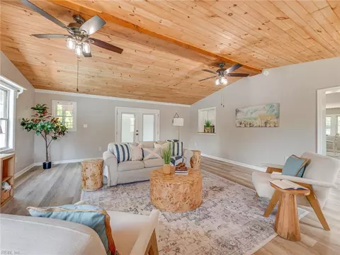 Living - 79 Tide Mill Ln, Hampton, VA 23666 photo 4 of 5