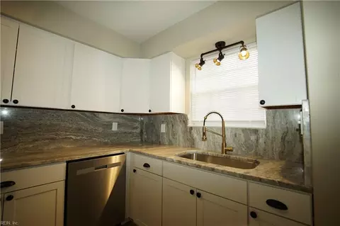 Kitchen - 6 Hawthorn Pl, Hampton, VA 23666 photo 6 of 7