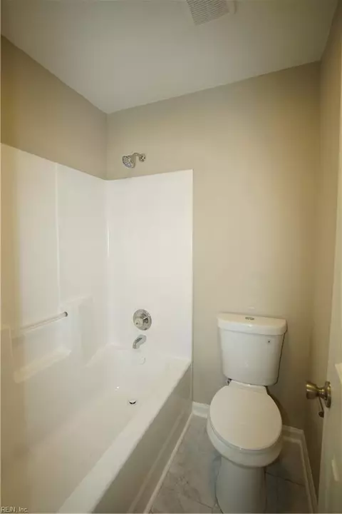 Bath - 6 Hawthorn Pl, Hampton, VA 23666 photo 4 of 5