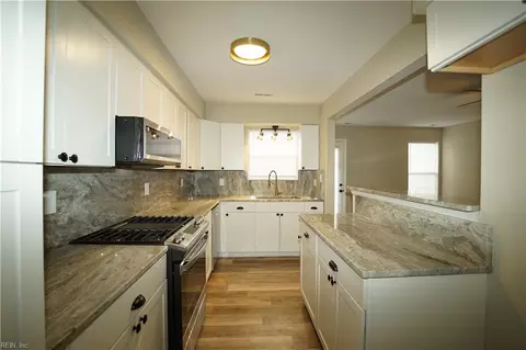 Kitchen - 6 Hawthorn Pl, Hampton, VA 23666 photo 1 of 7