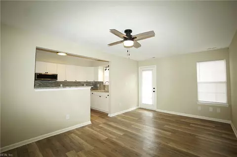 Living - 6 Hawthorn Pl, Hampton, VA 23666 photo 5 of 7