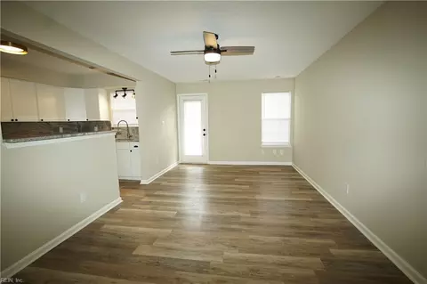 Living - 6 Hawthorn Pl, Hampton, VA 23666 photo 4 of 7