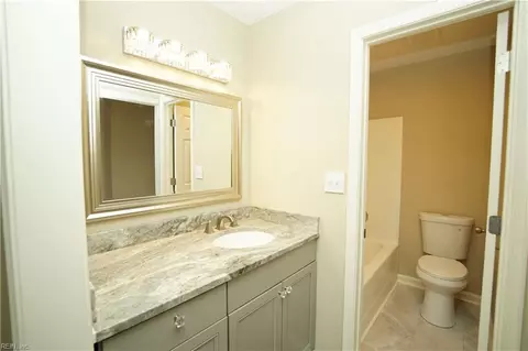 Bath - 6 Hawthorn Pl, Hampton, VA 23666 photo 2 of 5