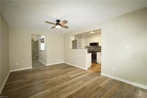 Living - 6 Hawthorn Pl, Hampton, VA 23666 photo 6 of 7