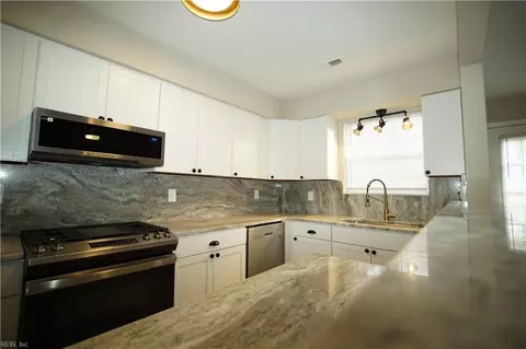 Kitchen - 6 Hawthorn Pl, Hampton, VA 23666 photo 5 of 7