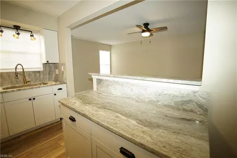 Kitchen - 6 Hawthorn Pl, Hampton, VA 23666 photo 4 of 7