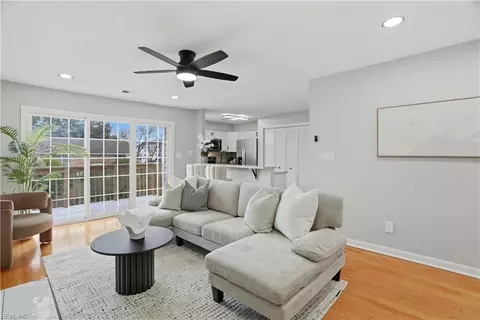 Living - 1634 E Ocean View Ave #2E, Norfolk, VA 23503 photo 2 of 3