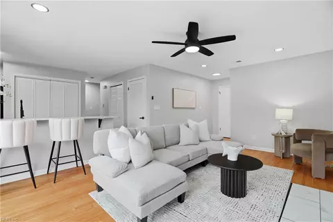 Living - 1634 E Ocean View Ave #2E, Norfolk, VA 23503 photo 1 of 3
