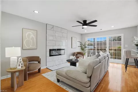 Living - 1634 E Ocean View Ave #2E, Norfolk, VA 23503 photo 3 of 3