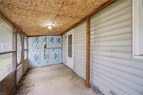 Exterior - 1003 Rollins Cir, Hampton, VA 23663 photo 3 of 11