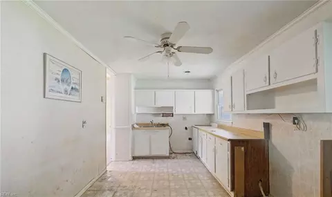 Entry Way - 1003 Rollins Cir, Hampton, VA 23663 photo 1 of 2