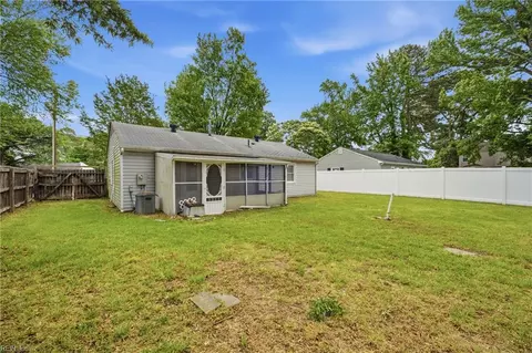Exterior - 1003 Rollins Cir, Hampton, VA 23663 photo 4 of 11