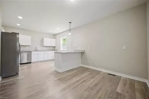 Entry Way - 722 Rolfe St, Hampton, VA 23661 photo 4 of 6