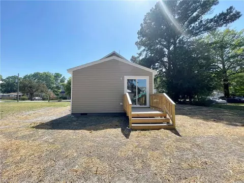 Exterior - 722 Rolfe St, Hampton, VA 23661 photo 3 of 4