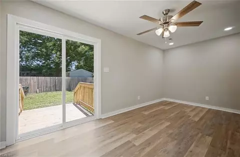 Living - 722 Rolfe St, Hampton, VA 23661 photo 2 of 4