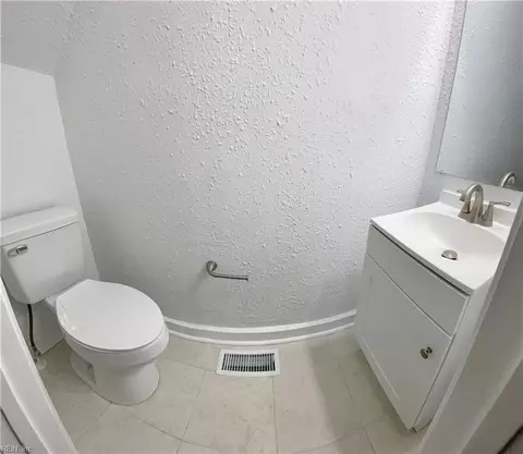 Bath - 722 Rolfe St, Hampton, VA 23661 photo 1 of 3