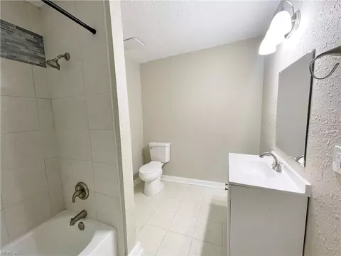 Bath - 722 Rolfe St, Hampton, VA 23661 photo 3 of 3