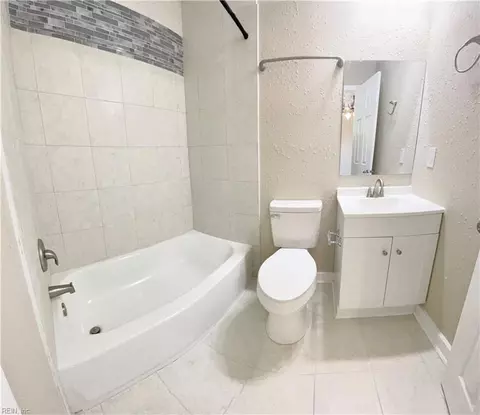 Bath - 722 Rolfe St, Hampton, VA 23661 photo 2 of 3