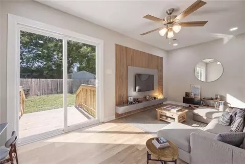 Living - 722 Rolfe St, Hampton, VA 23661 photo 3 of 4