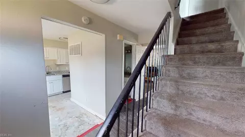 Entry Way - 3208 Clover Rd E, Chesapeake, VA 23321 photo 3 of 9