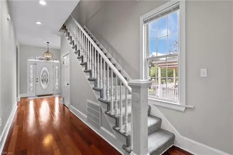 Entry Way - 421 E Pembroke Ave, Hampton, VA 23669 photo 4 of 5
