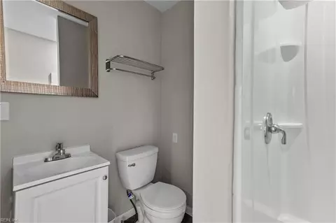Bath - 421 E Pembroke Ave, Hampton, VA 23669 photo 2 of 6
