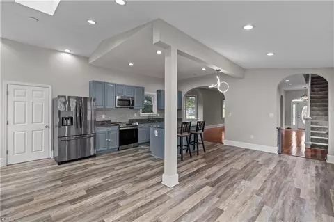 Entry Way - 421 E Pembroke Ave, Hampton, VA 23669 photo 3 of 5