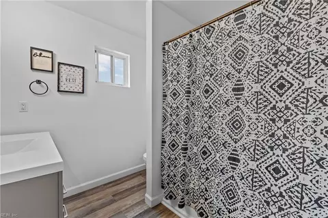 Bath - 421 E Pembroke Ave, Hampton, VA 23669 photo 3 of 6