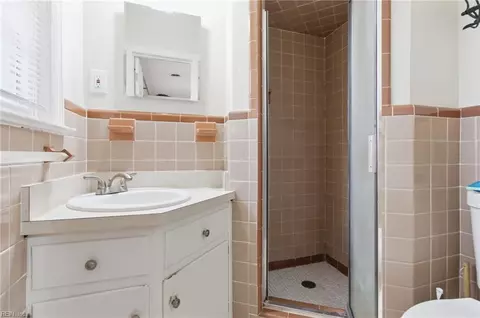 Bath - 413 Shoreline Dr, Hampton, VA 23669 photo 2 of 2