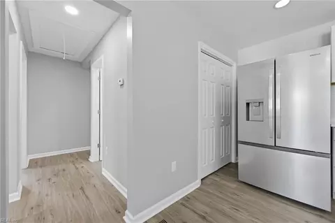 Entry Way - 3 Beechwood Rd, Hampton, VA 23666 photo 2 of 9