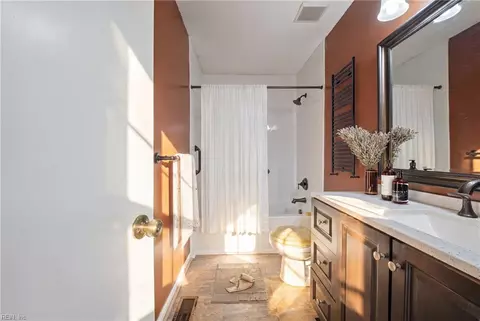 Bath - 18 Inlandview Dr #B, Hampton, VA 23669 photo 1 of 2