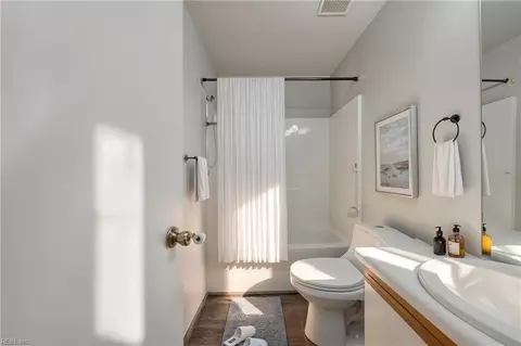 Bath - 18 Inlandview Dr #B, Hampton, VA 23669 photo 2 of 2