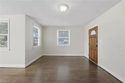 Living - 318 Evans St, Norfolk, VA 23503 photo 2 of 3