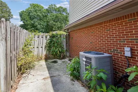 Exterior - 74 Westview Dr, Hampton, VA 23666 photo 6 of 9