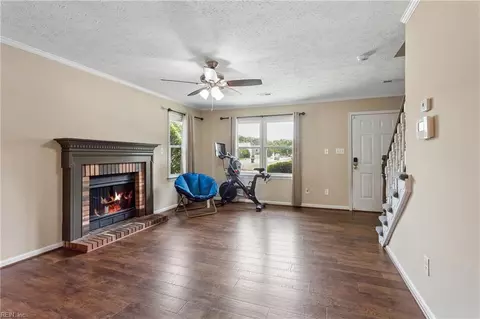 Living - 74 Westview Dr, Hampton, VA 23666 photo 2 of 3