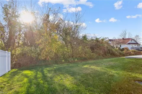 Exterior - 52 Mill Creek Ct, Hampton, VA 23663 photo 6 of 11
