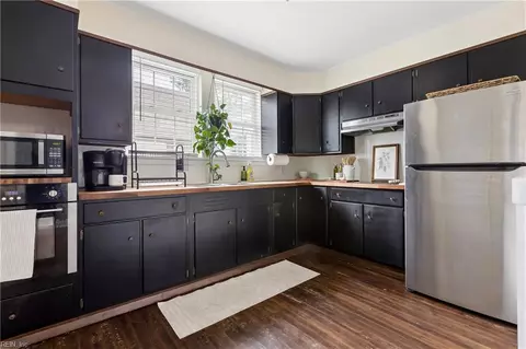 Kitchen - 140 Robinson Rd, Hampton, VA 23661 photo 2 of 4