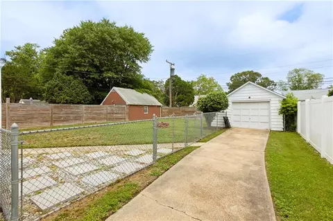 Exterior - 140 Robinson Rd, Hampton, VA 23661 photo 4 of 6