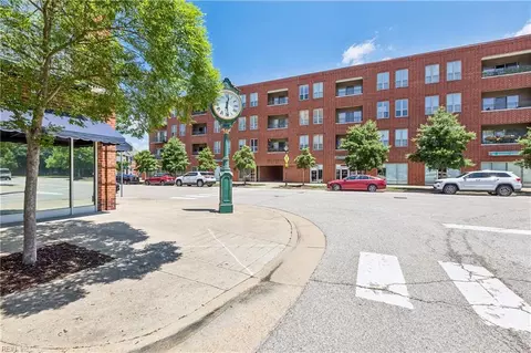 230 Nat Turner Blvd #2007, Newport News, VA 23606