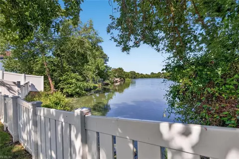 3132 Crestwood Ln, Virginia Beach, VA 23453
