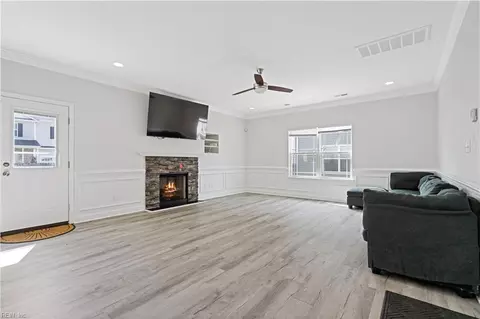 Living - 964 N King St, Hampton, VA 23669 photo 2 of 5