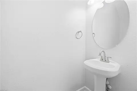 Bath - 964 N King St, Hampton, VA 23669 photo 2 of 4
