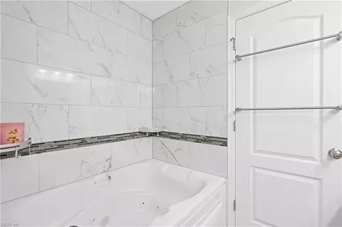 Bath - 964 N King St, Hampton, VA 23669 photo 4 of 4